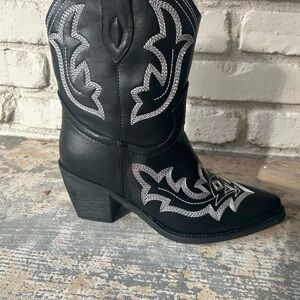 Black Western Embroidered Women's Boots